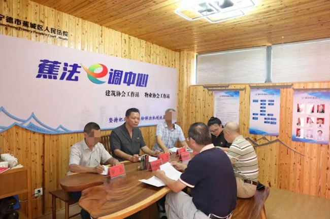 在蕉法e调中心，联合特邀调解员开展建设工程合同纠纷源头化解工作